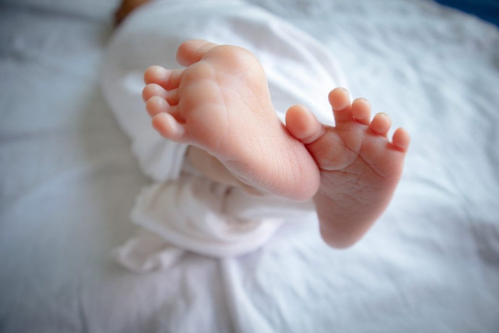 כפות רגליים של תינוק בצילום מקרוב