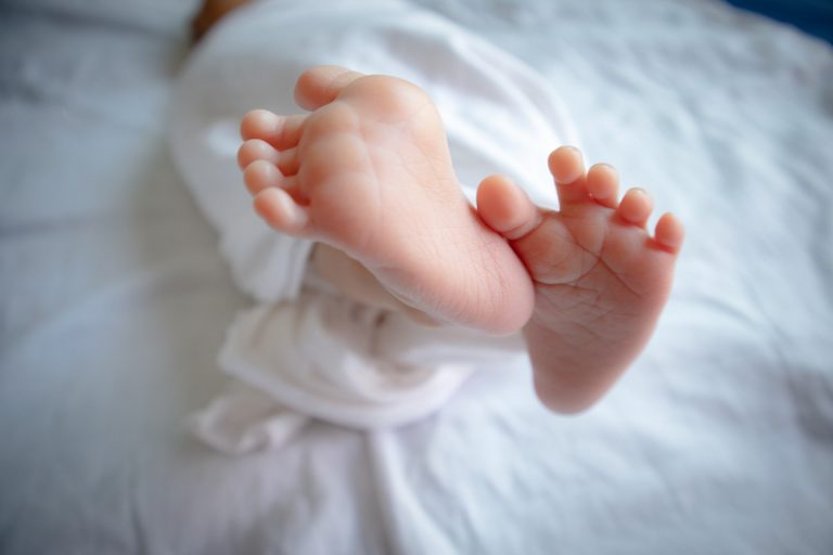 כפות רגליים של תינוק בצילום מקרוב