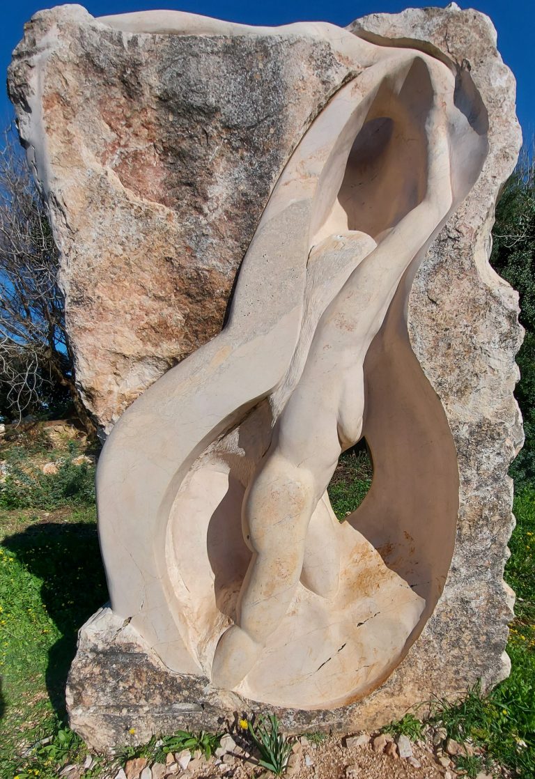 פסל של אישה חצוב בתוך סלע