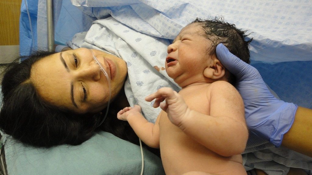 תינוק מוצג בפני אמא לאחר ניתוח קיסרי